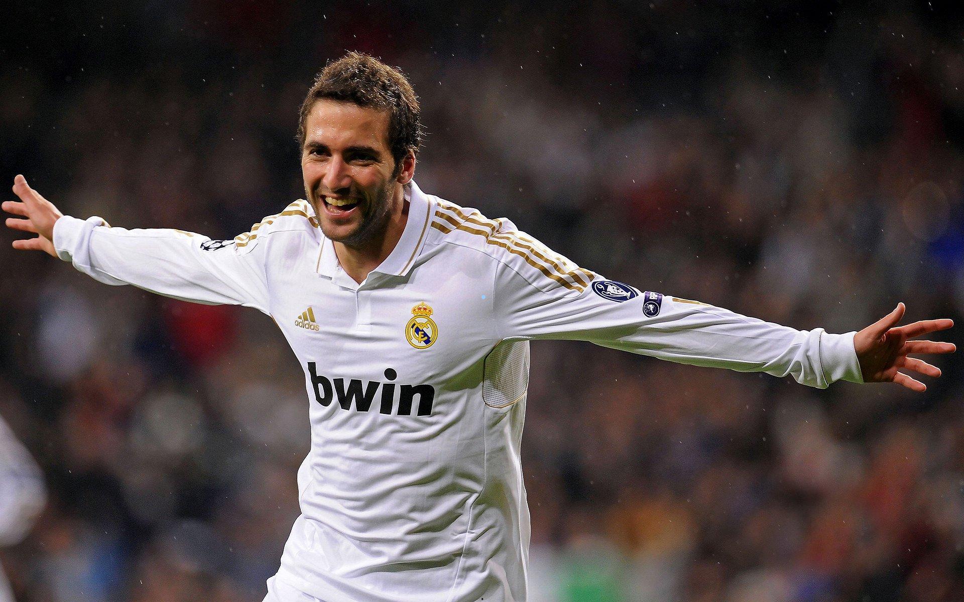 曼联锁定多特蒙德强援恩梅查,190厘米技术型中场成补强关键